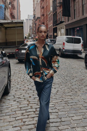 Bedrucktes, fließendes Hemd