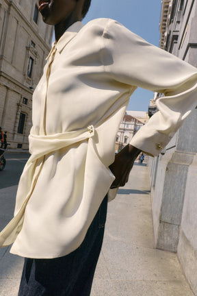 Satinhemd mit überkreuzten Trägern