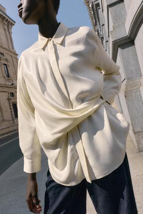 Satinhemd mit überkreuzten Trägern