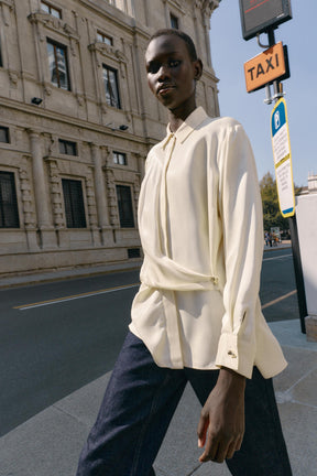 Satinhemd mit überkreuzten Trägern