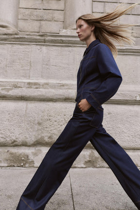 Bootcut-Hose mit kontrastierenden Ziernähten