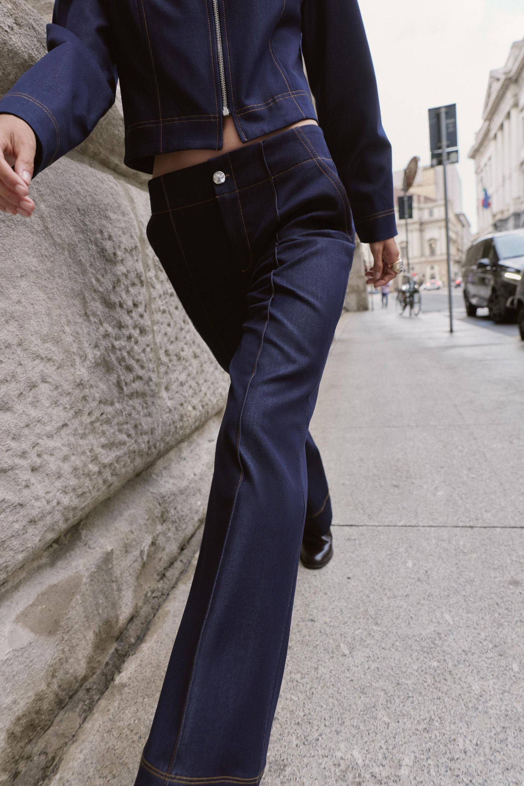 Bootcut-Hose mit kontrastierenden Ziernähten