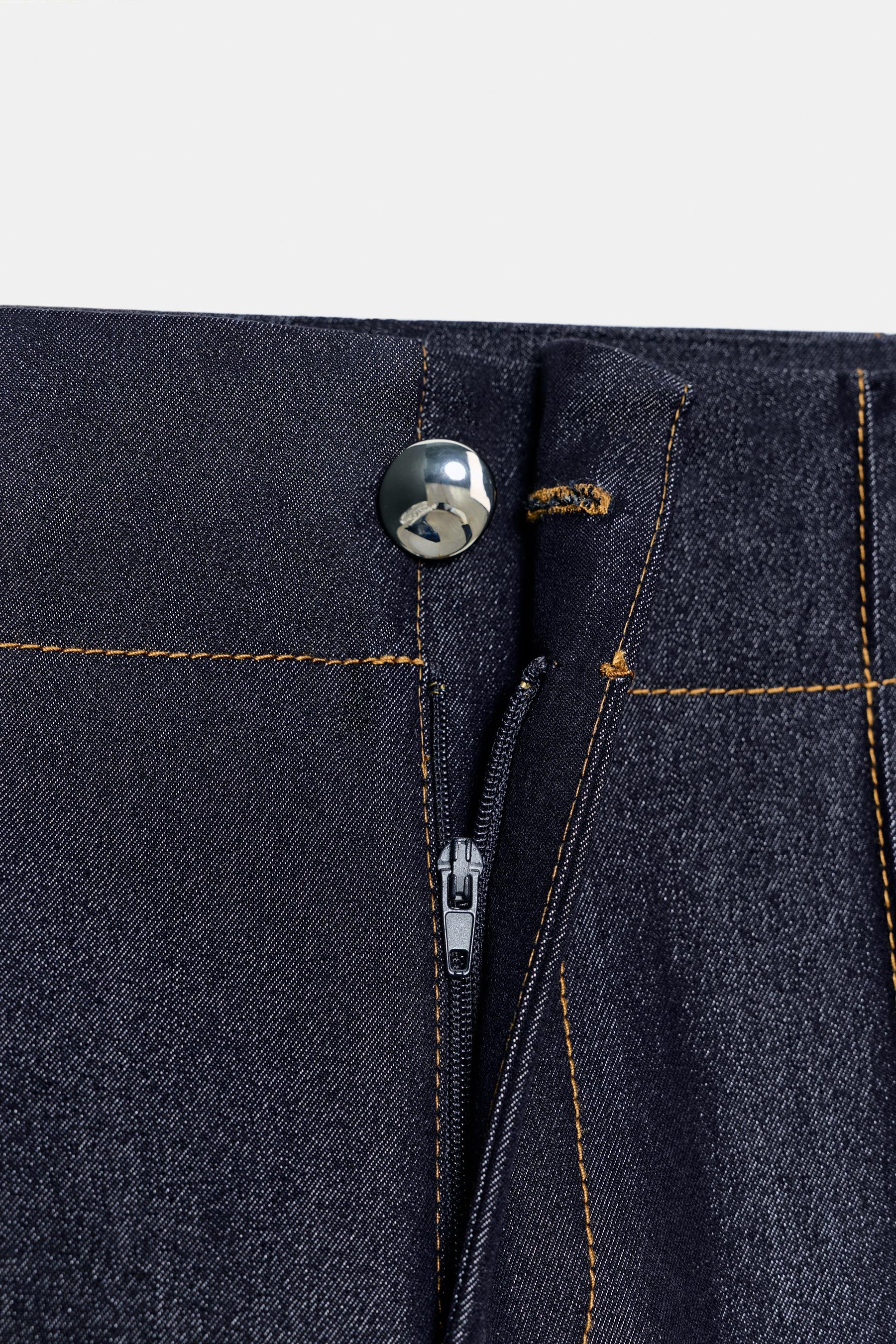 Bootcut-Hose mit kontrastierenden Ziernähten