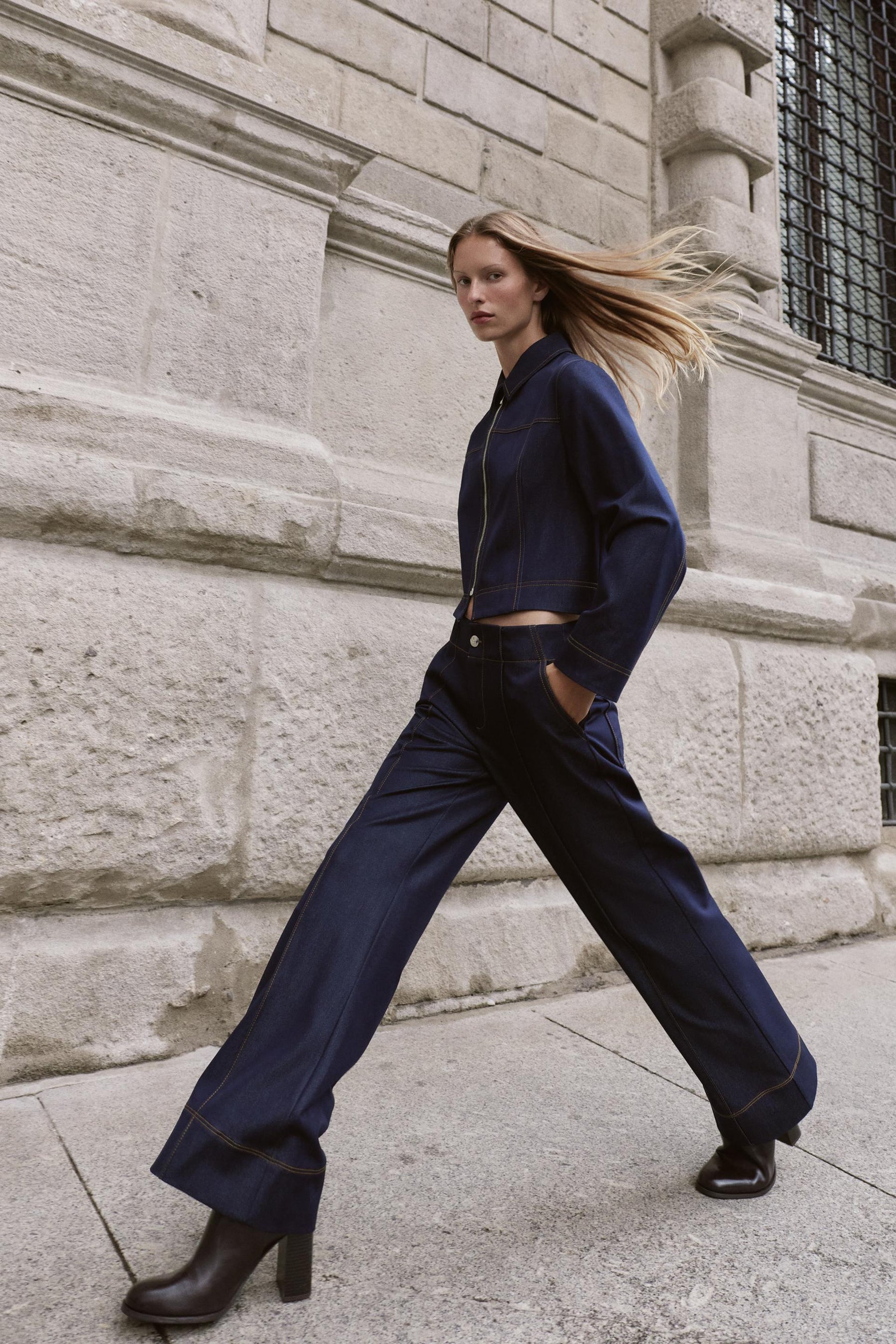 Bootcut-Hose mit kontrastierenden Ziernähten