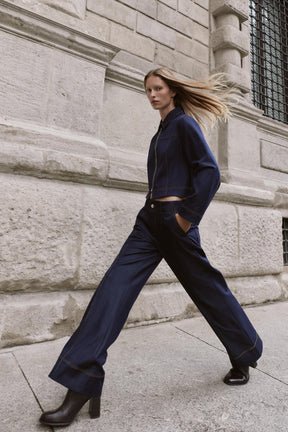 Bootcut-Hose mit kontrastierenden Ziernähten