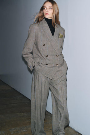 Weit geschnittene Hose mit Abnähern