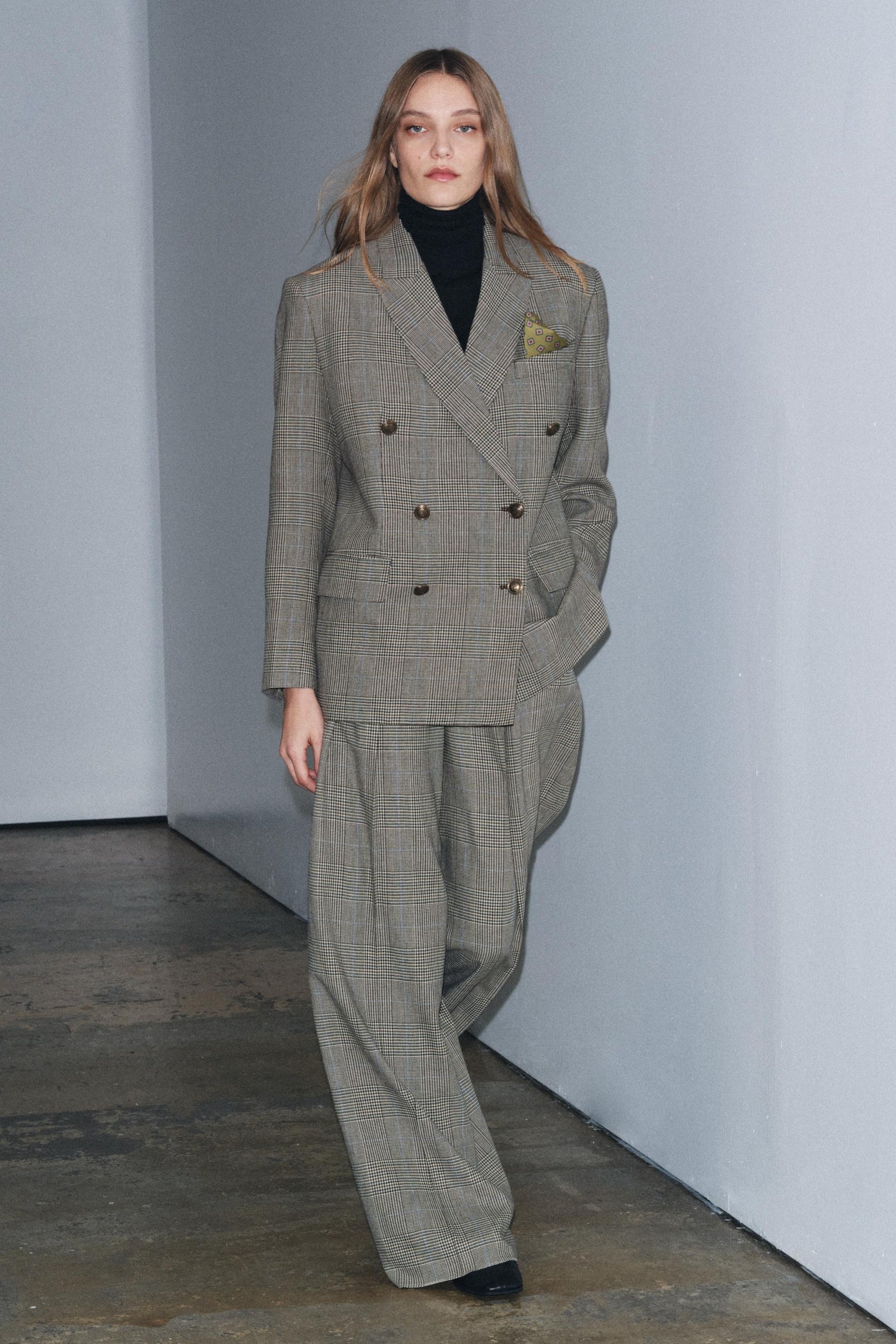 Weit geschnittene Hose mit Abnähern