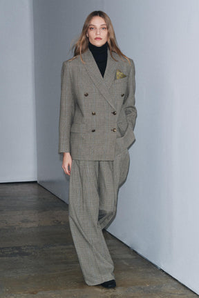 Weit geschnittene Hose mit Abnähern