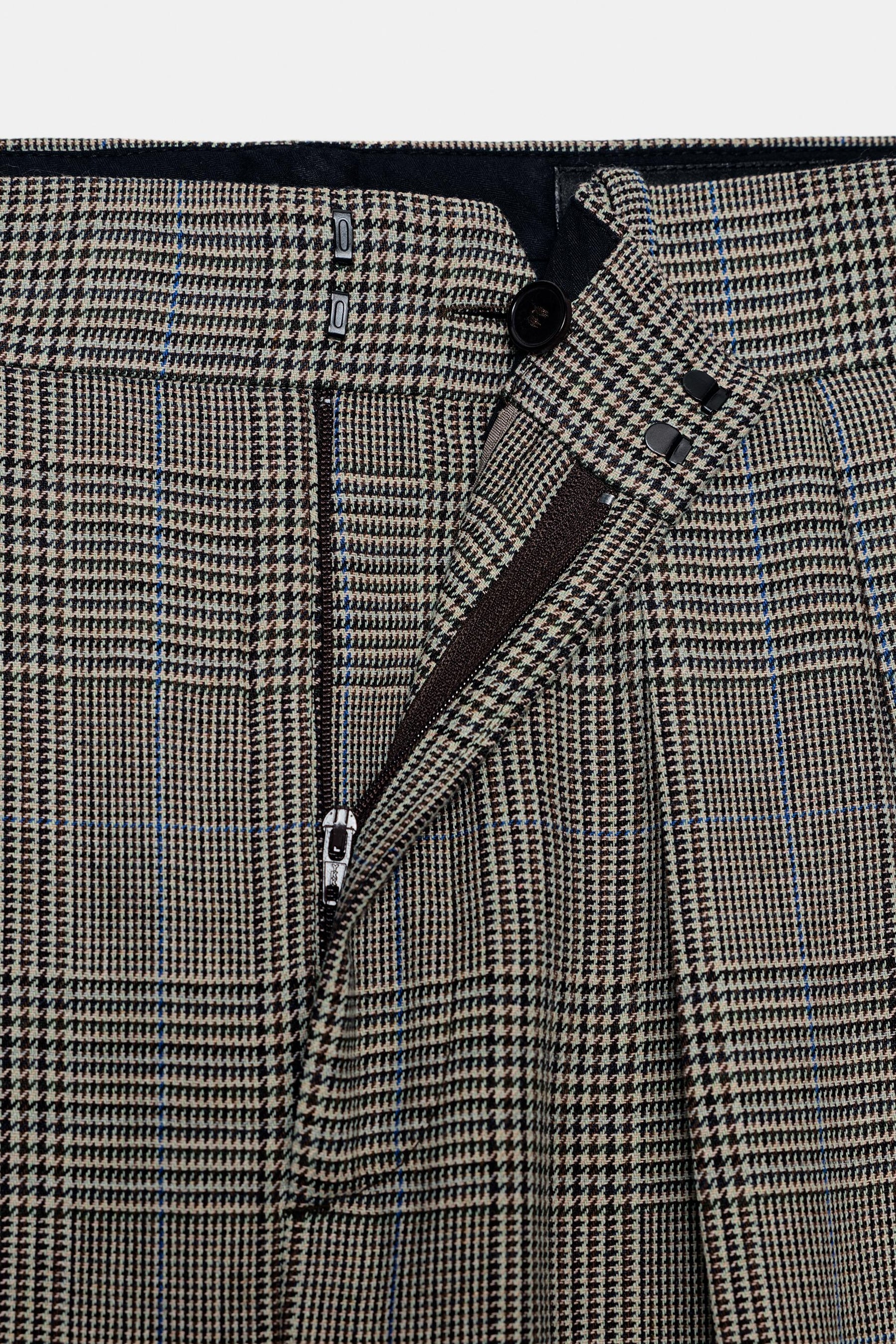 Weit geschnittene Hose mit Abnähern