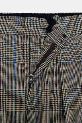 Weit geschnittene Hose mit Abnähern