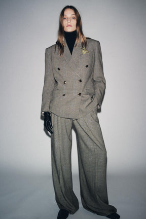 Weit geschnittene Hose mit Abnähern