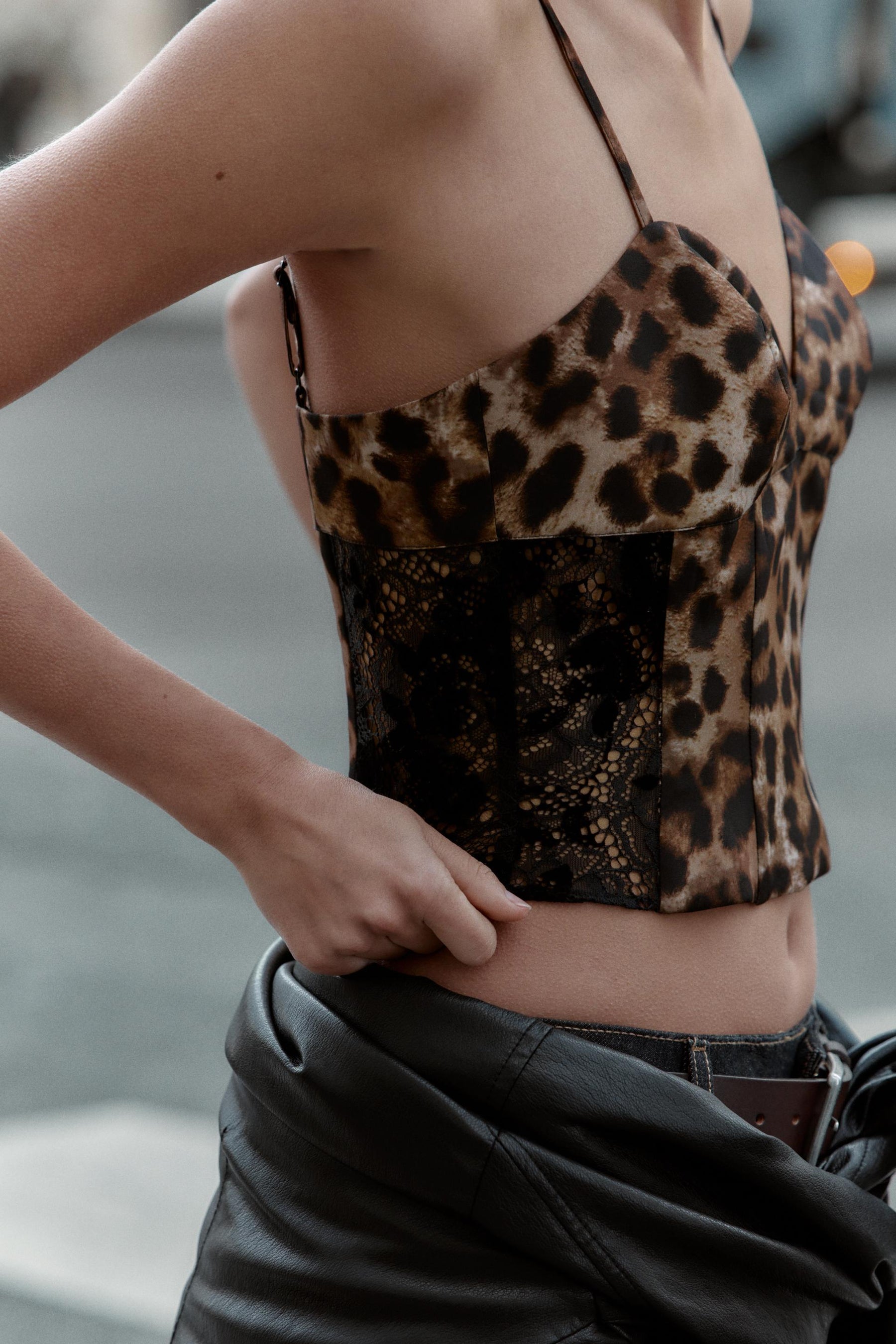 Spitzentop mit Tiermuster