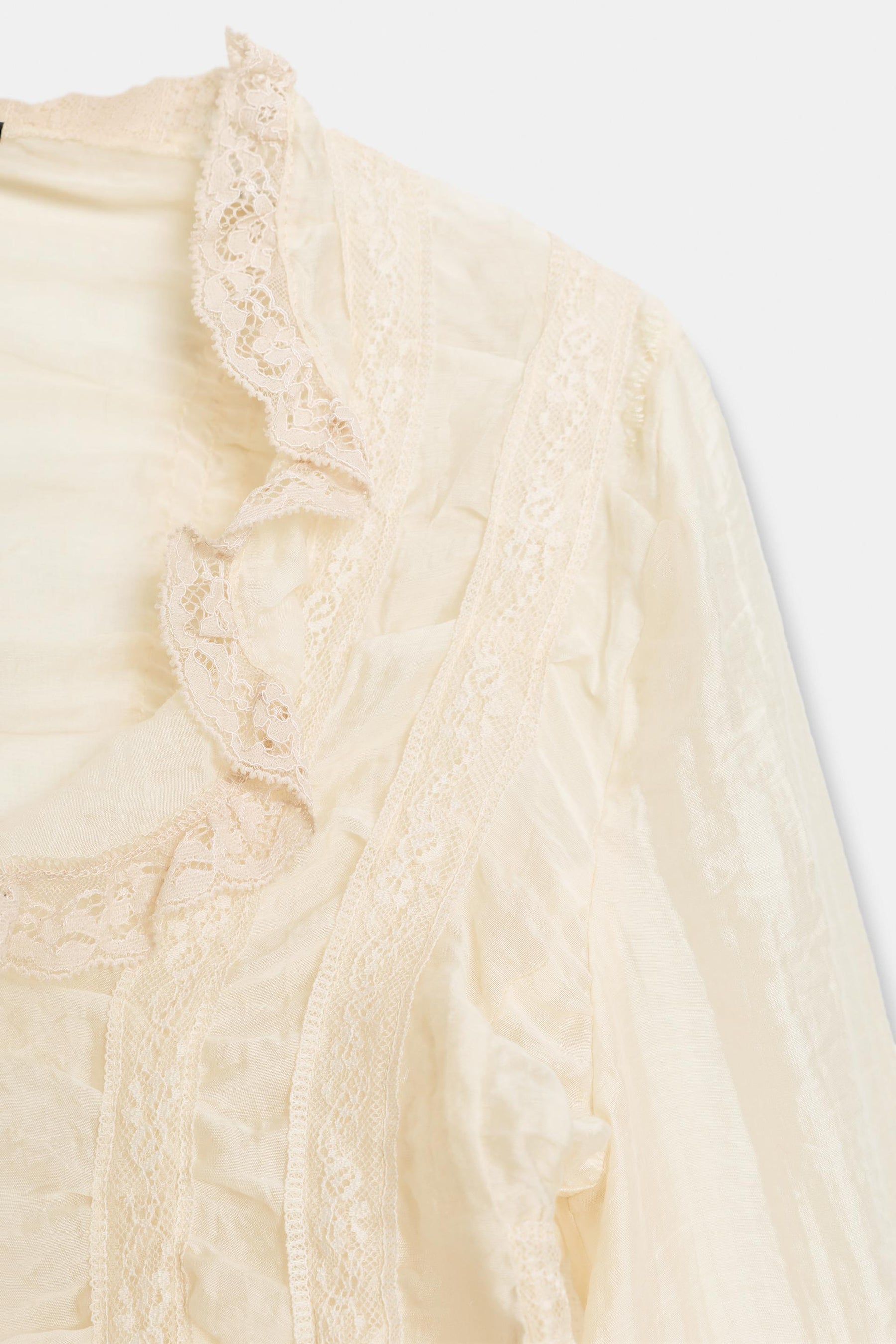 ASYMMETRISCHES SPITZENSHIRT