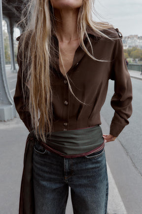 Hemd mit Schulterklappen