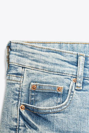 Hüftjeans mit ausgestelltem Bein