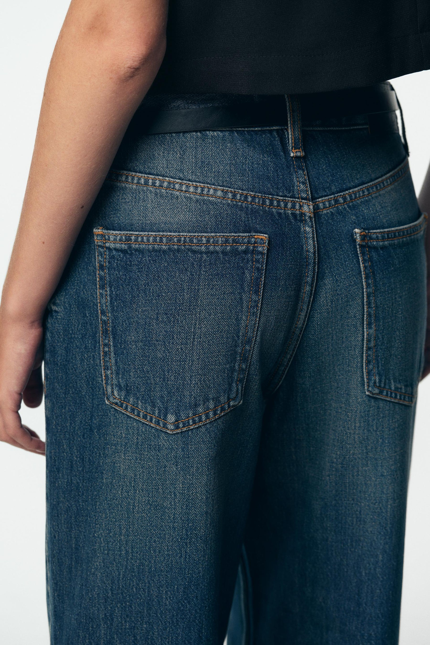 Hochtaillierte Culottes-Jeans mit Gürtel