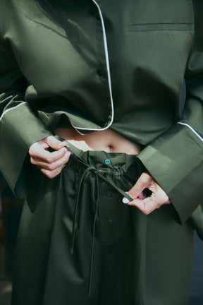 Popelinehose mit kontrastierenden Details