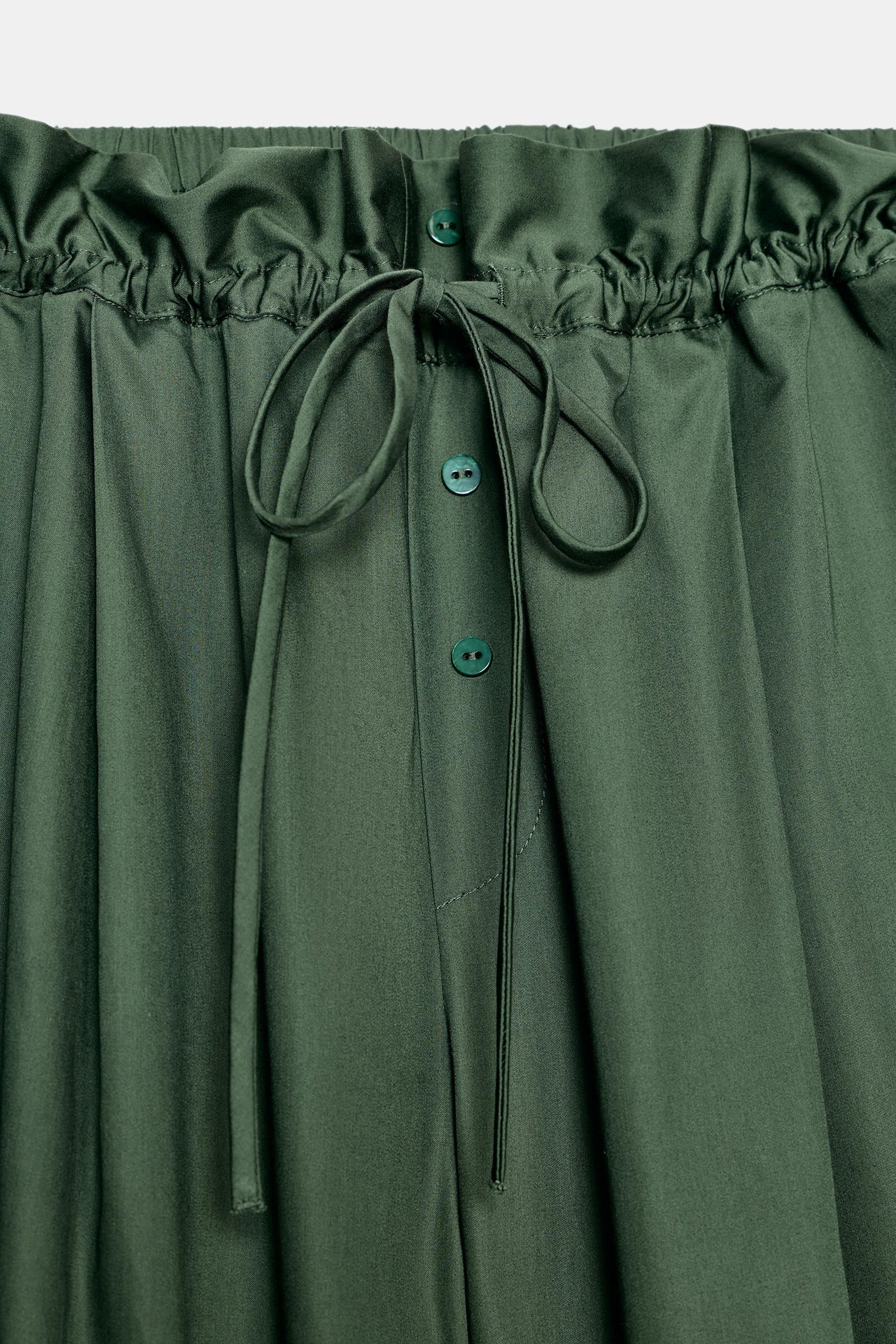 Popelinehose mit kontrastierenden Details