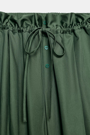 Popelinehose mit kontrastierenden Details