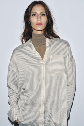 Gestreiftes, fließendes Hemd