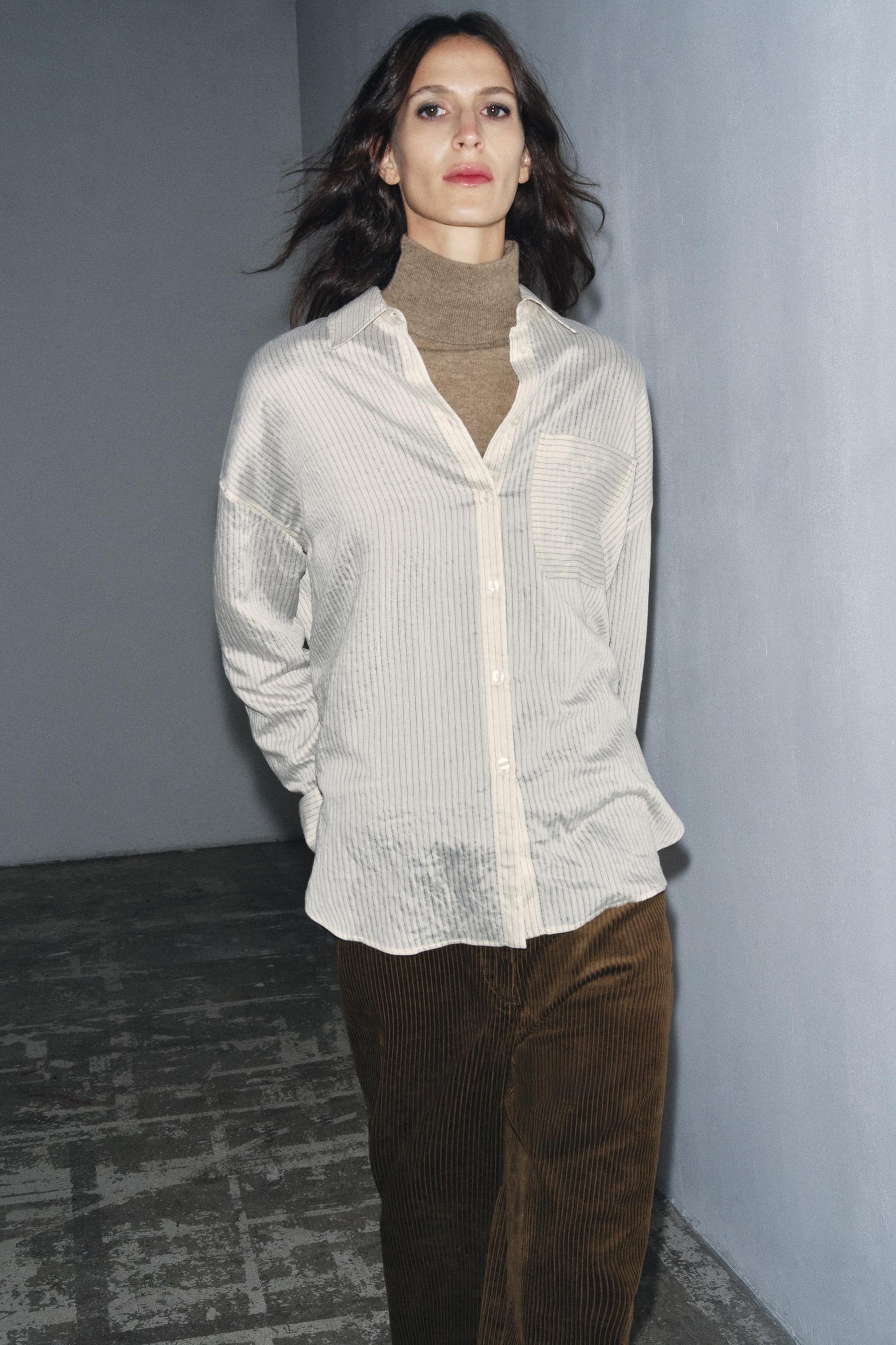 Gestreiftes, fließendes Hemd