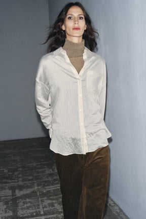 Gestreiftes, fließendes Hemd