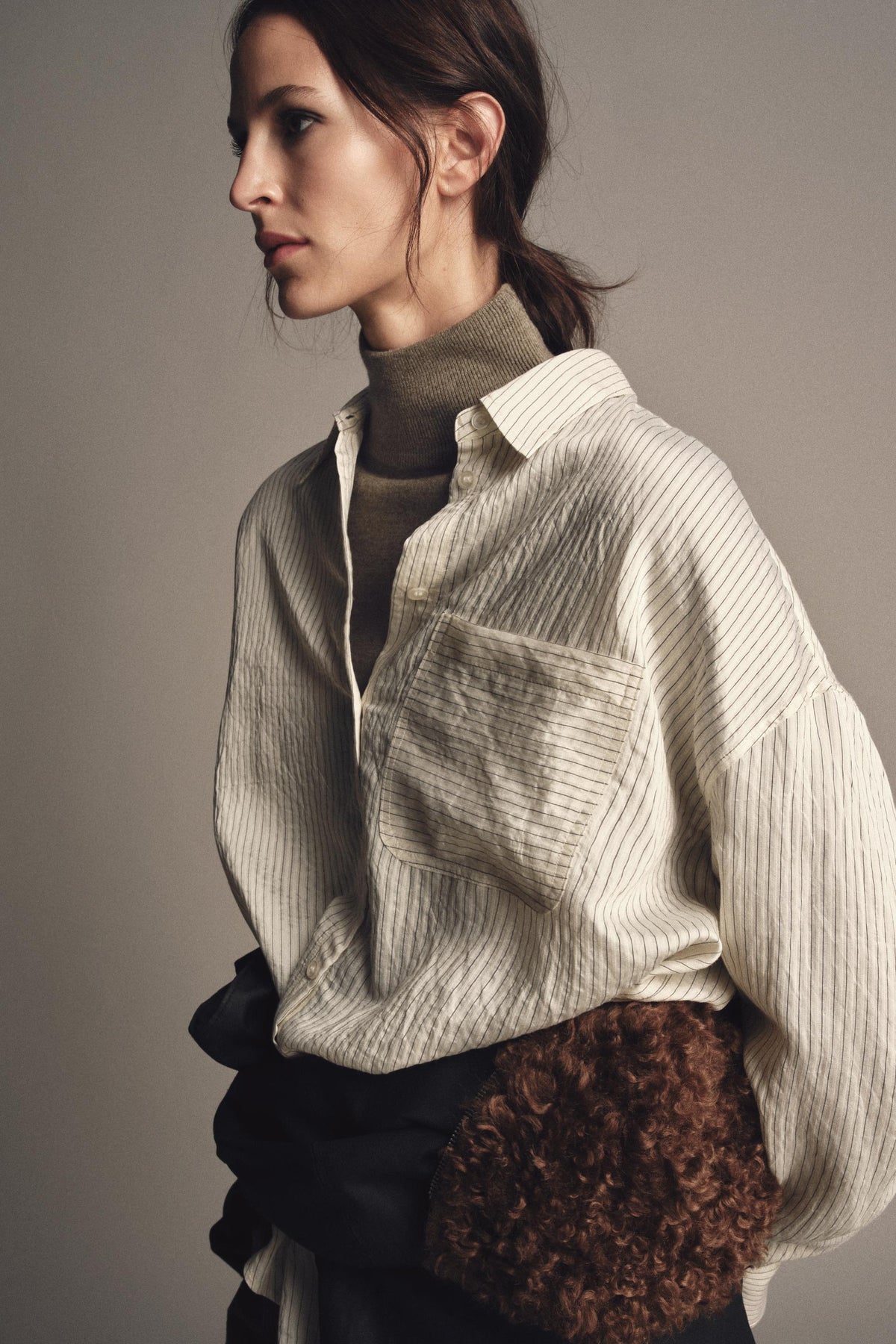 Gestreiftes, fließendes Hemd