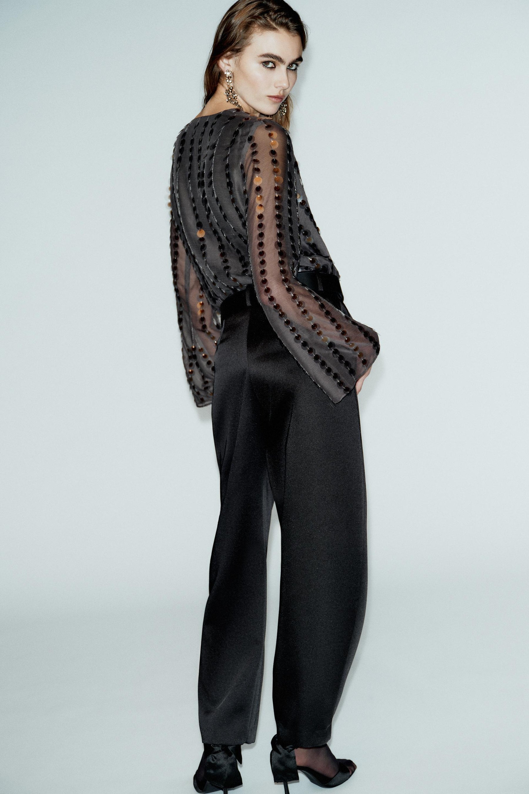 Satinhose mit Gürtel