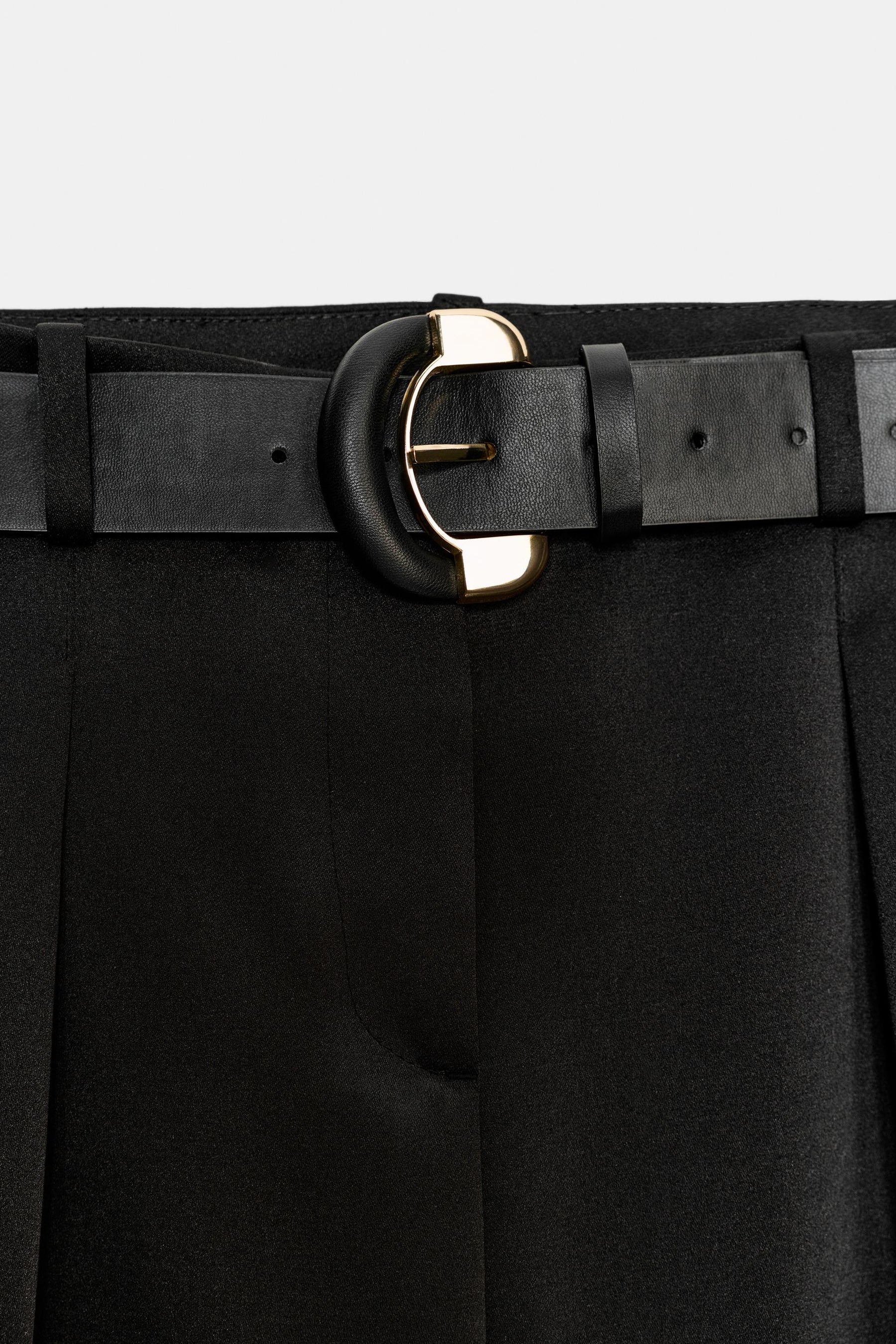 Satinhose mit Gürtel