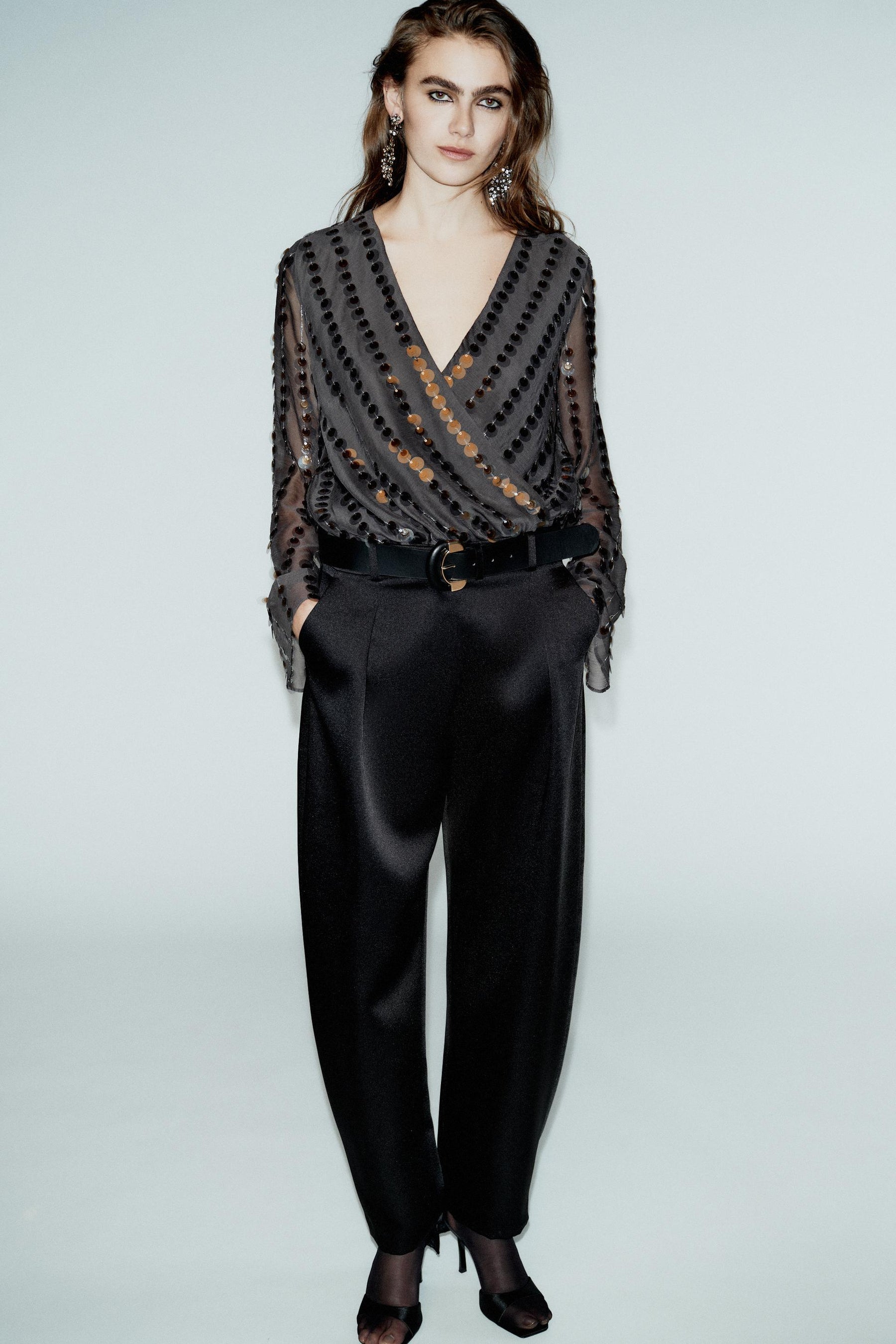 Satinhose mit Gürtel