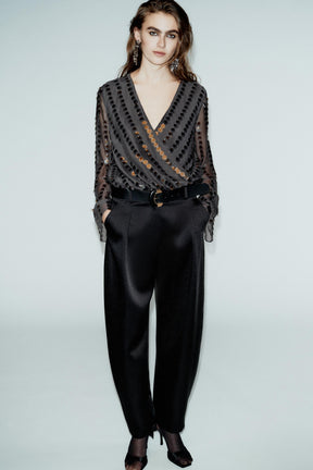 Satinhose mit Gürtel