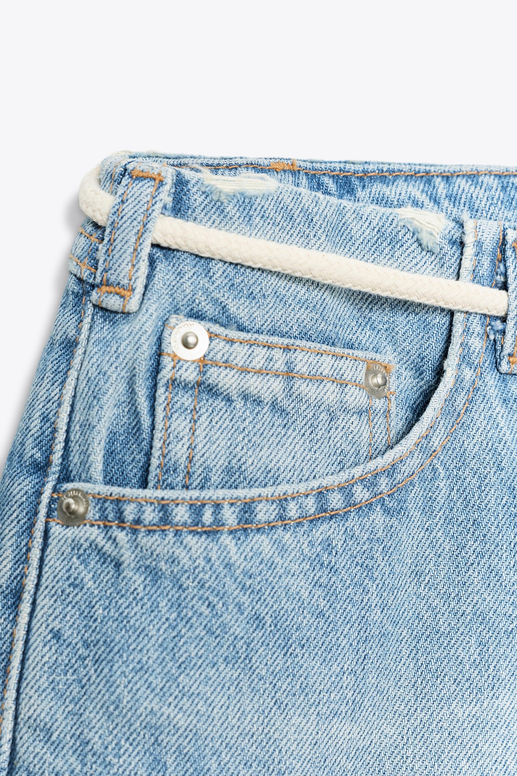 Hüftig geschnittene Denim-Bermudashorts