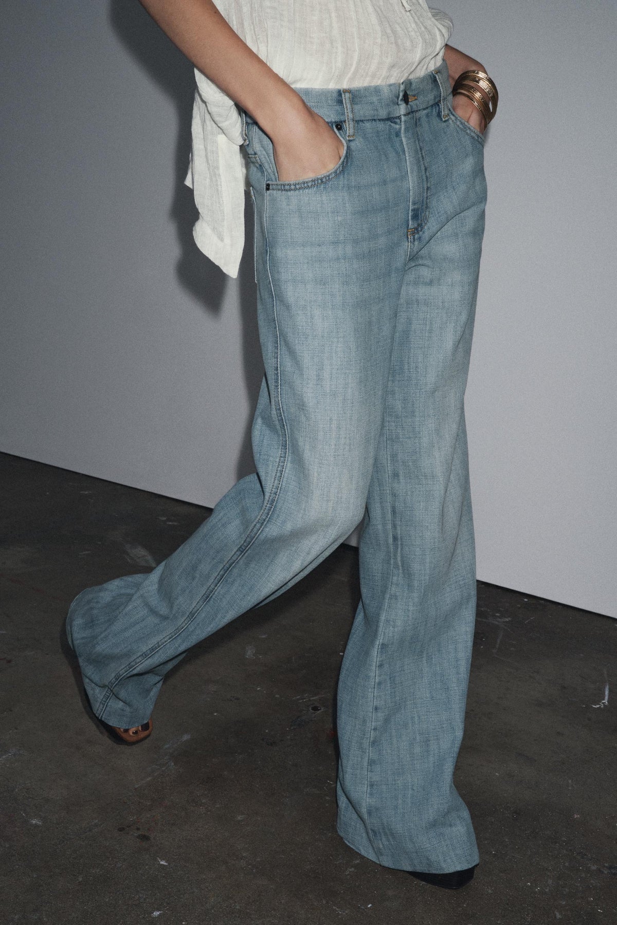 Hüftjeans mit ausgestelltem Bein