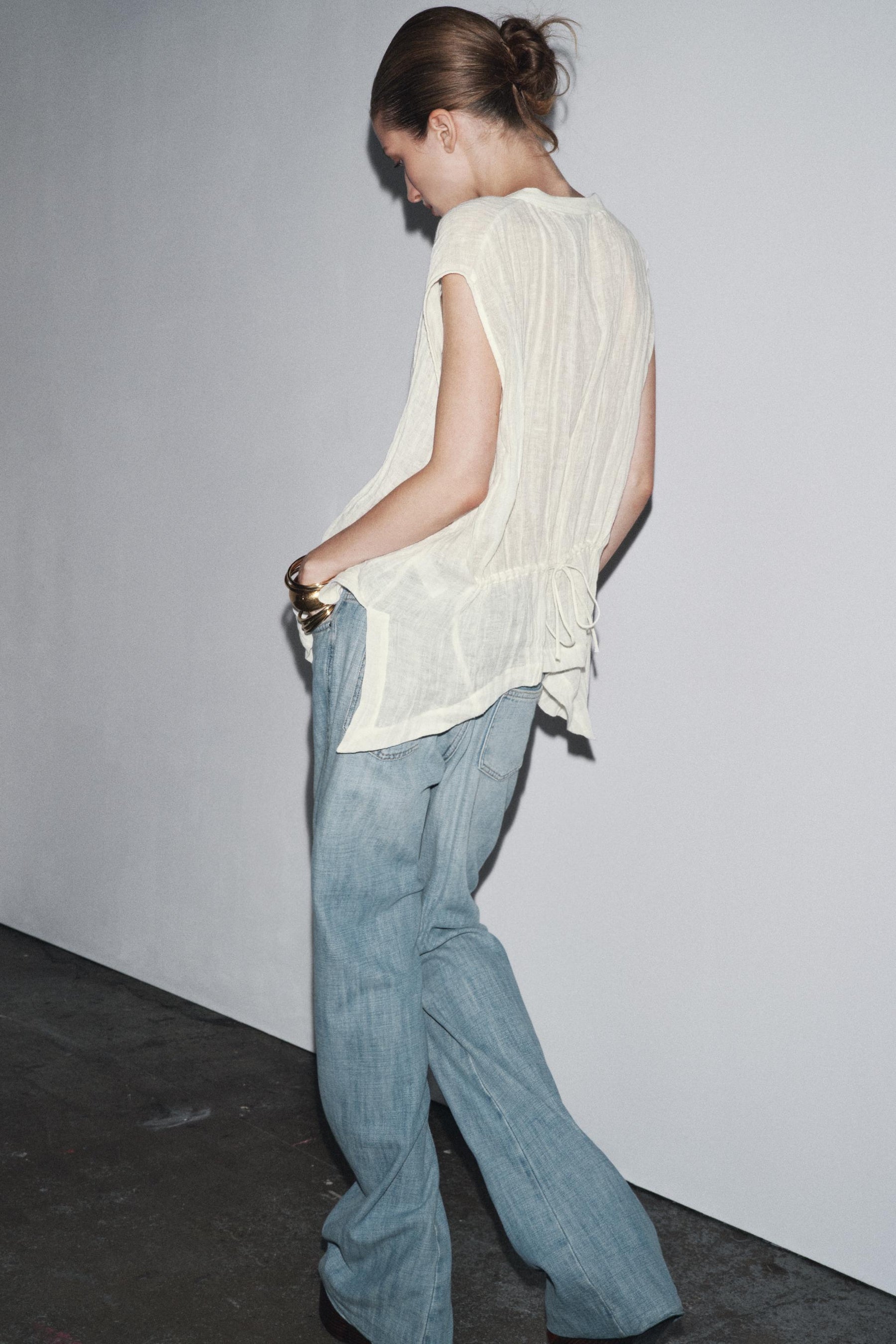 Hüftjeans mit ausgestelltem Bein