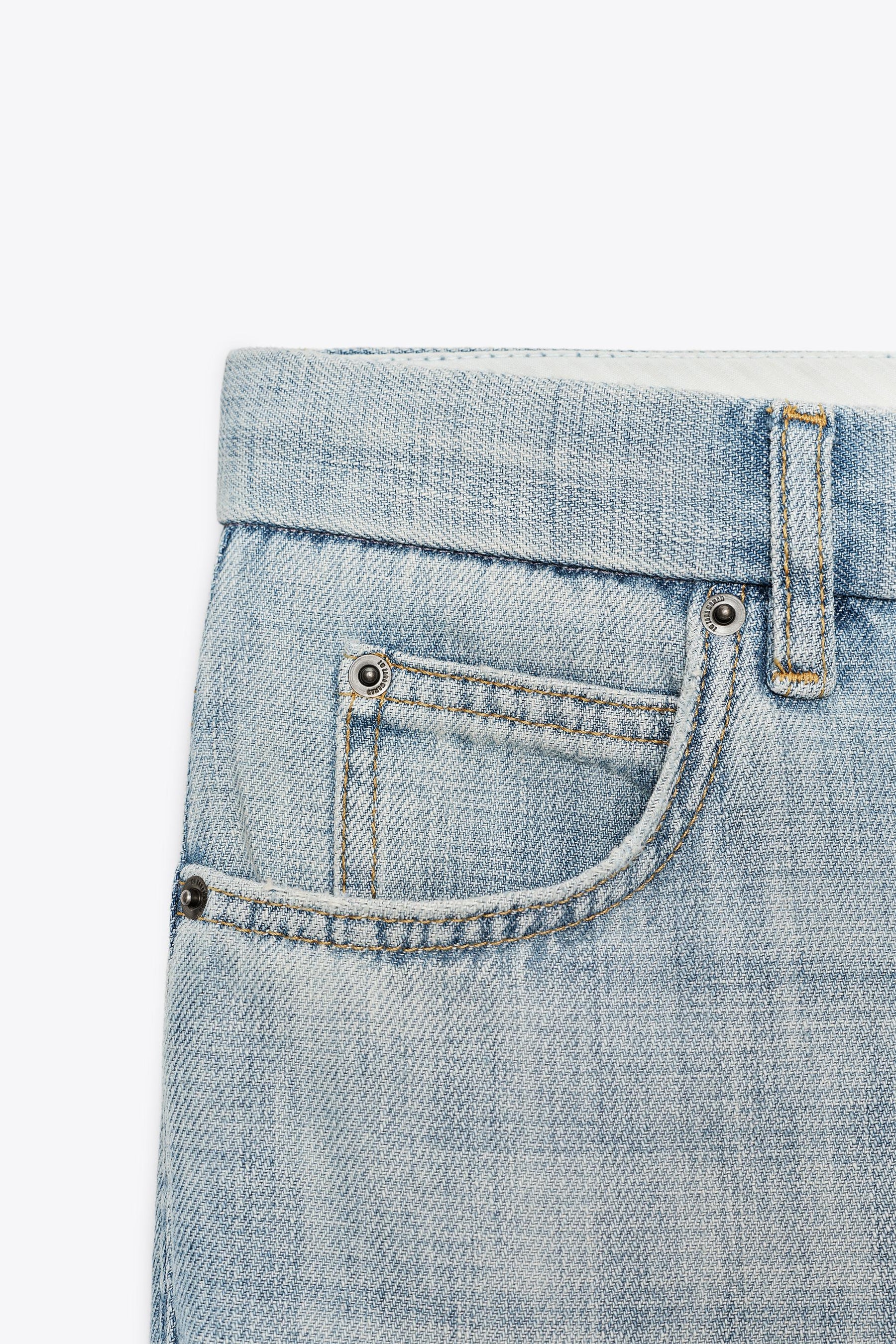 Hüftjeans mit ausgestelltem Bein