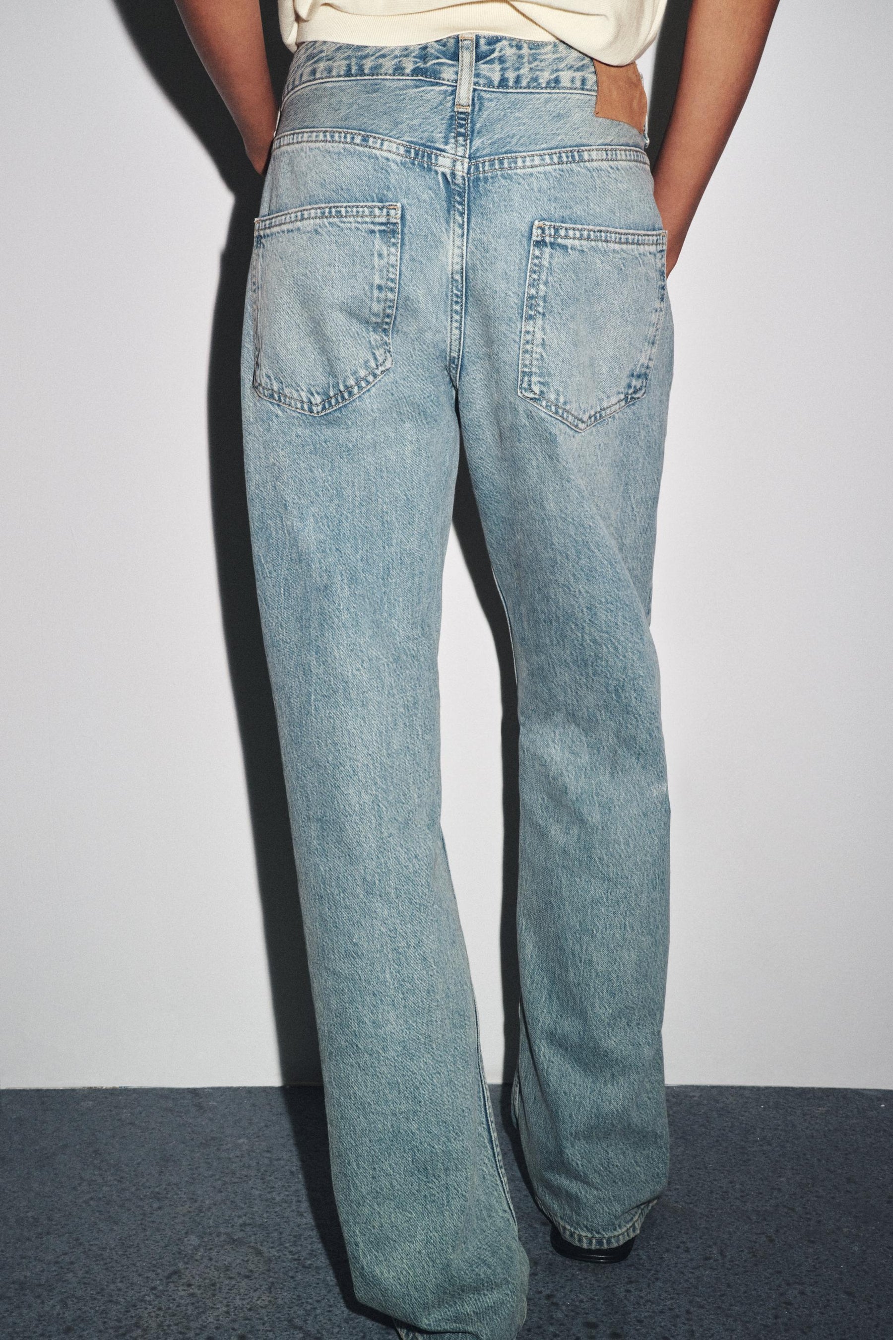 Relaxed Mid-Waist Jeans