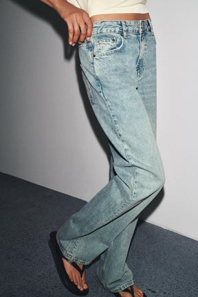 Relaxed Mid-Waist Jeans