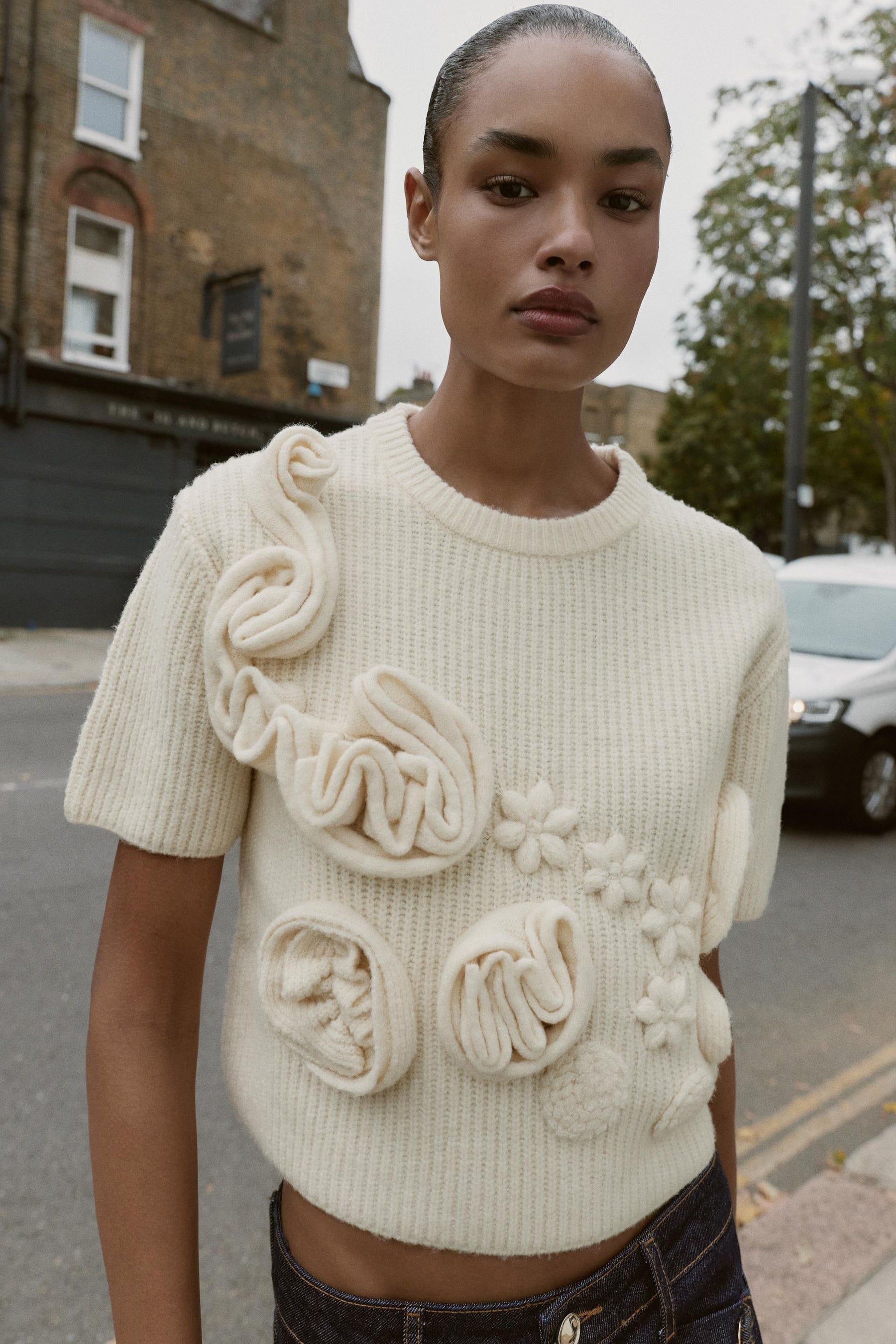 STRUKTURIERTER BLUMENPULLOVER