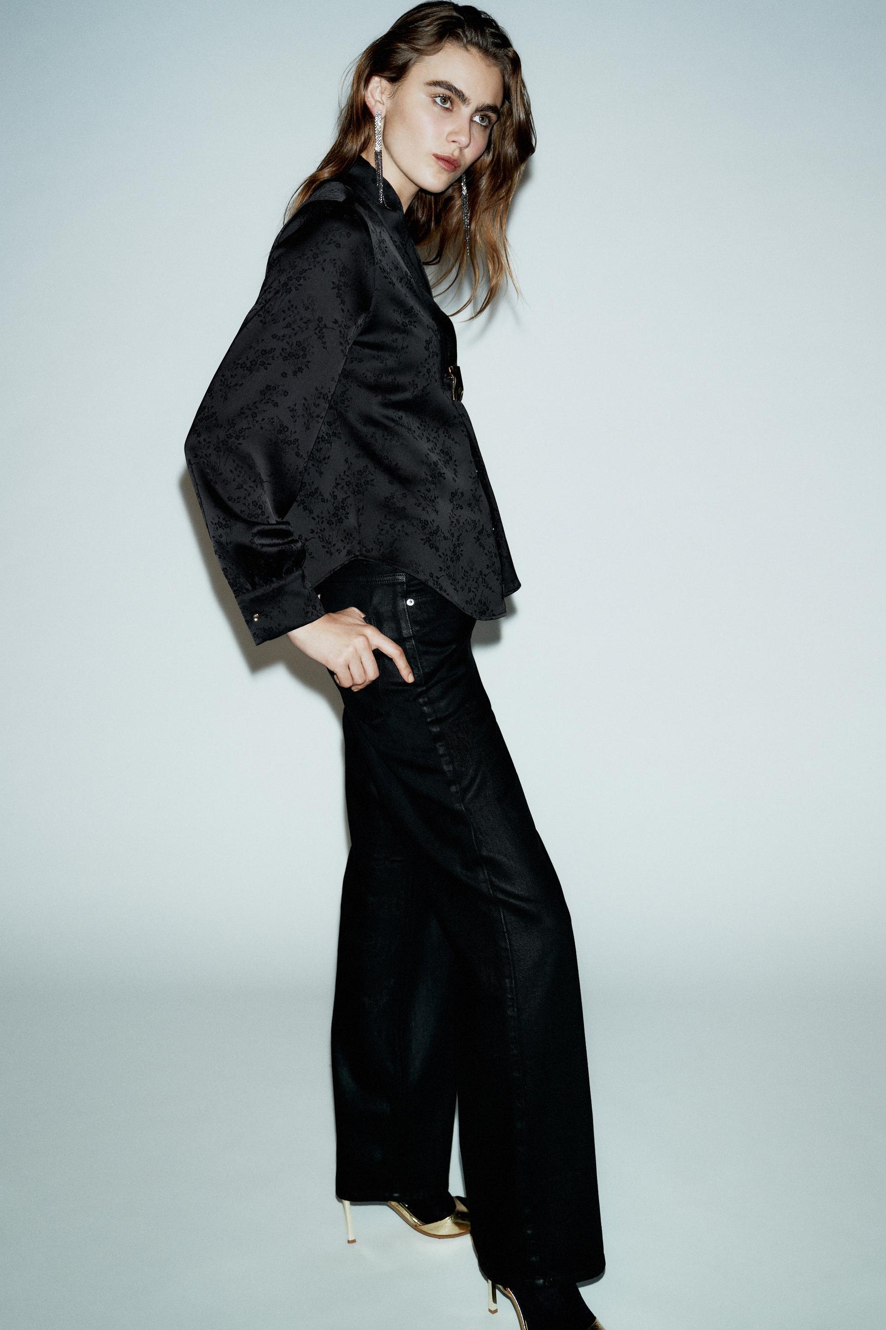 Hemd mit Blumenbrosche