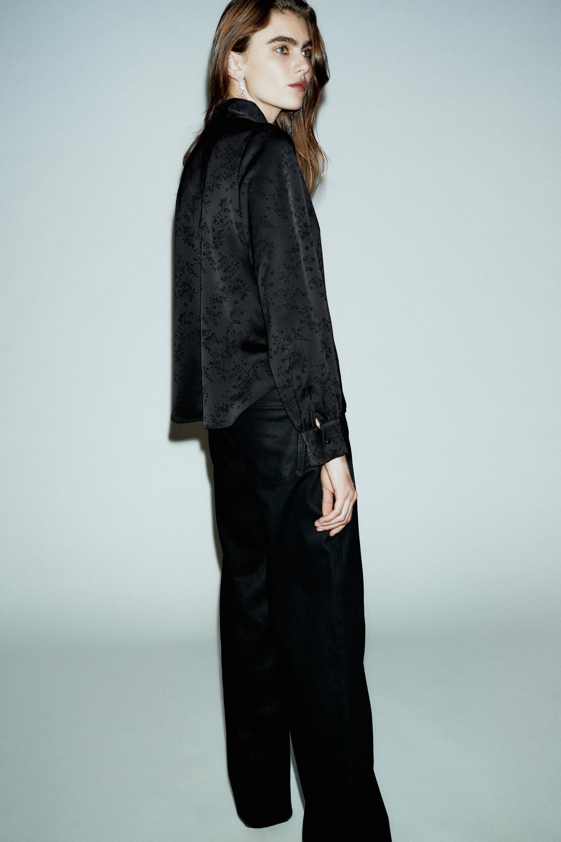 Hemd mit Blumenbrosche