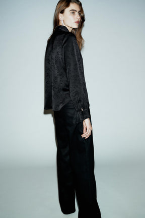 Hemd mit Blumenbrosche