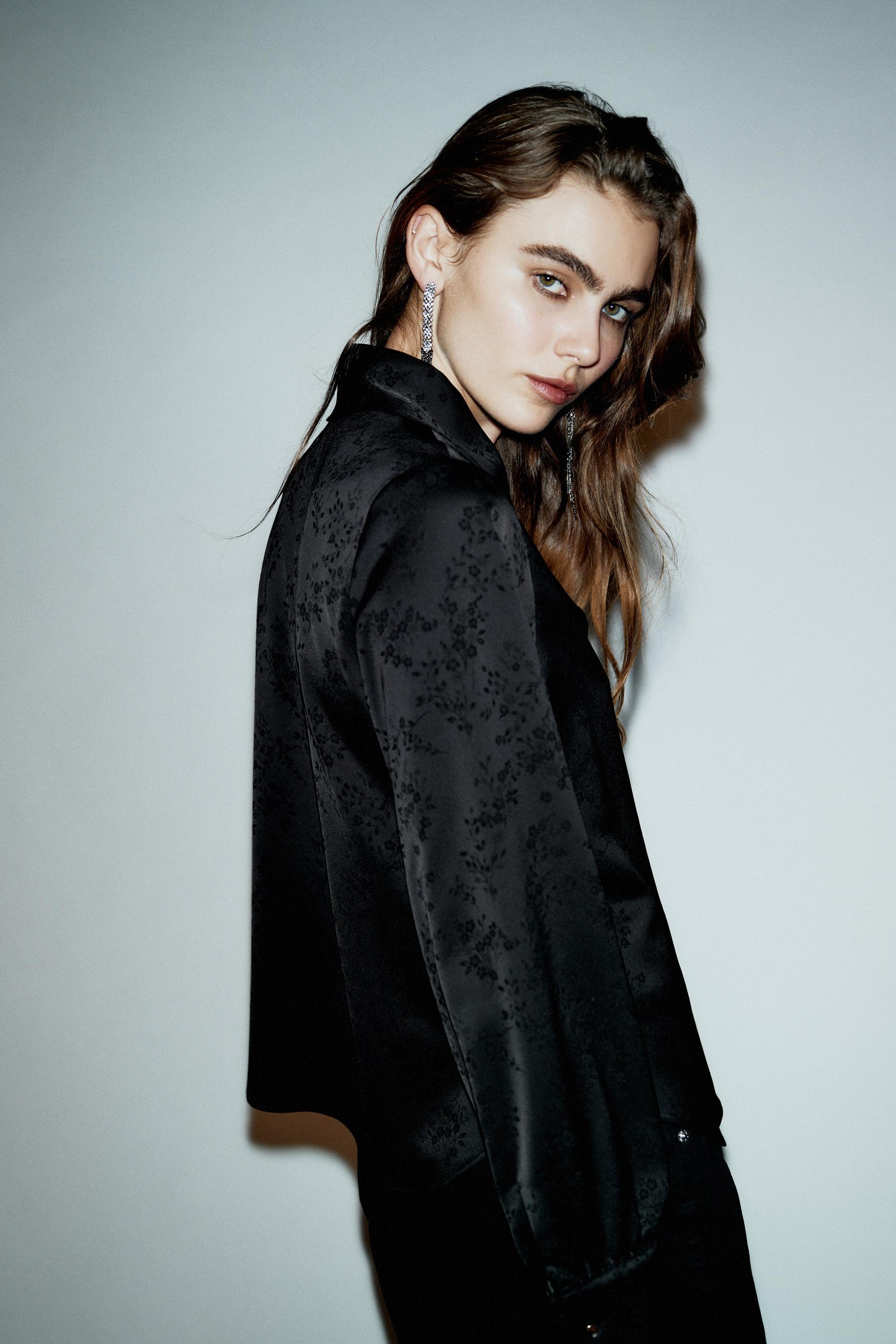 Hemd mit Blumenbrosche