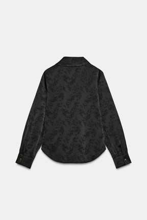 Hemd mit Blumenbrosche