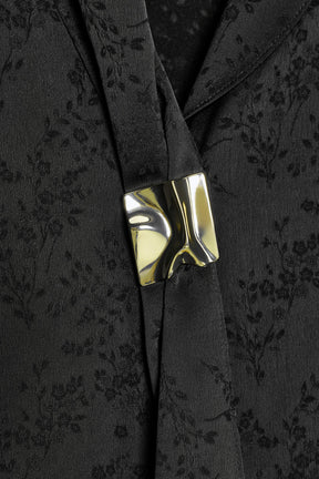 Hemd mit Blumenbrosche