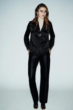 Hemd mit Blumenbrosche