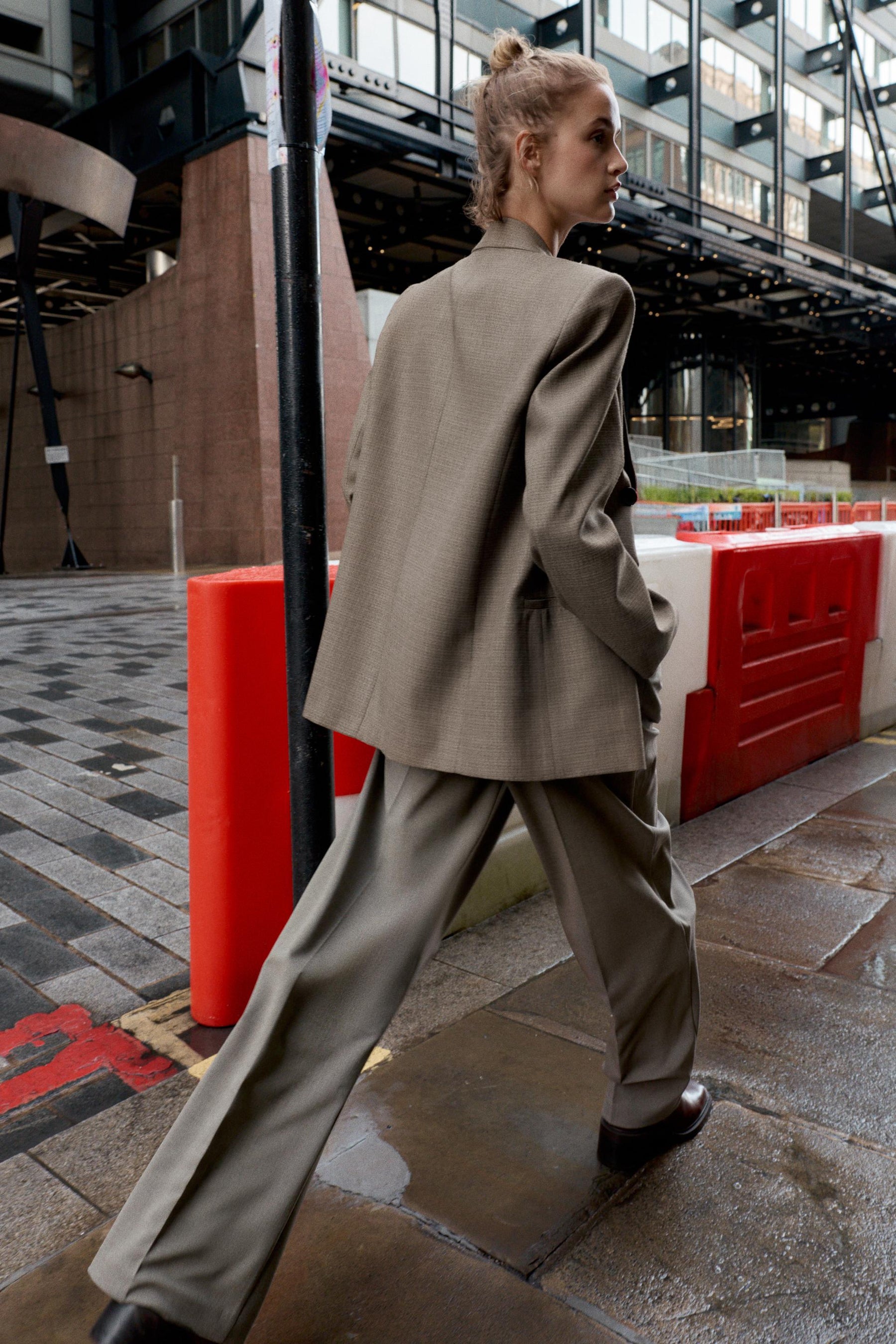 Gerade geschnittene Hose mit Gürtel