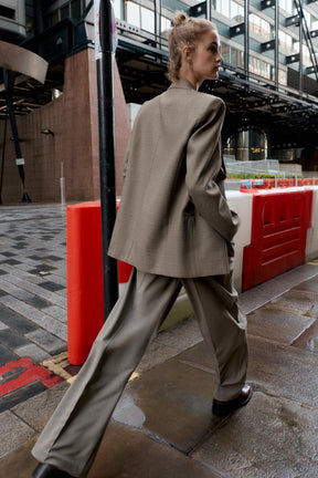 Gerade geschnittene Hose mit Gürtel