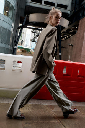 Gerade geschnittene Hose mit Gürtel