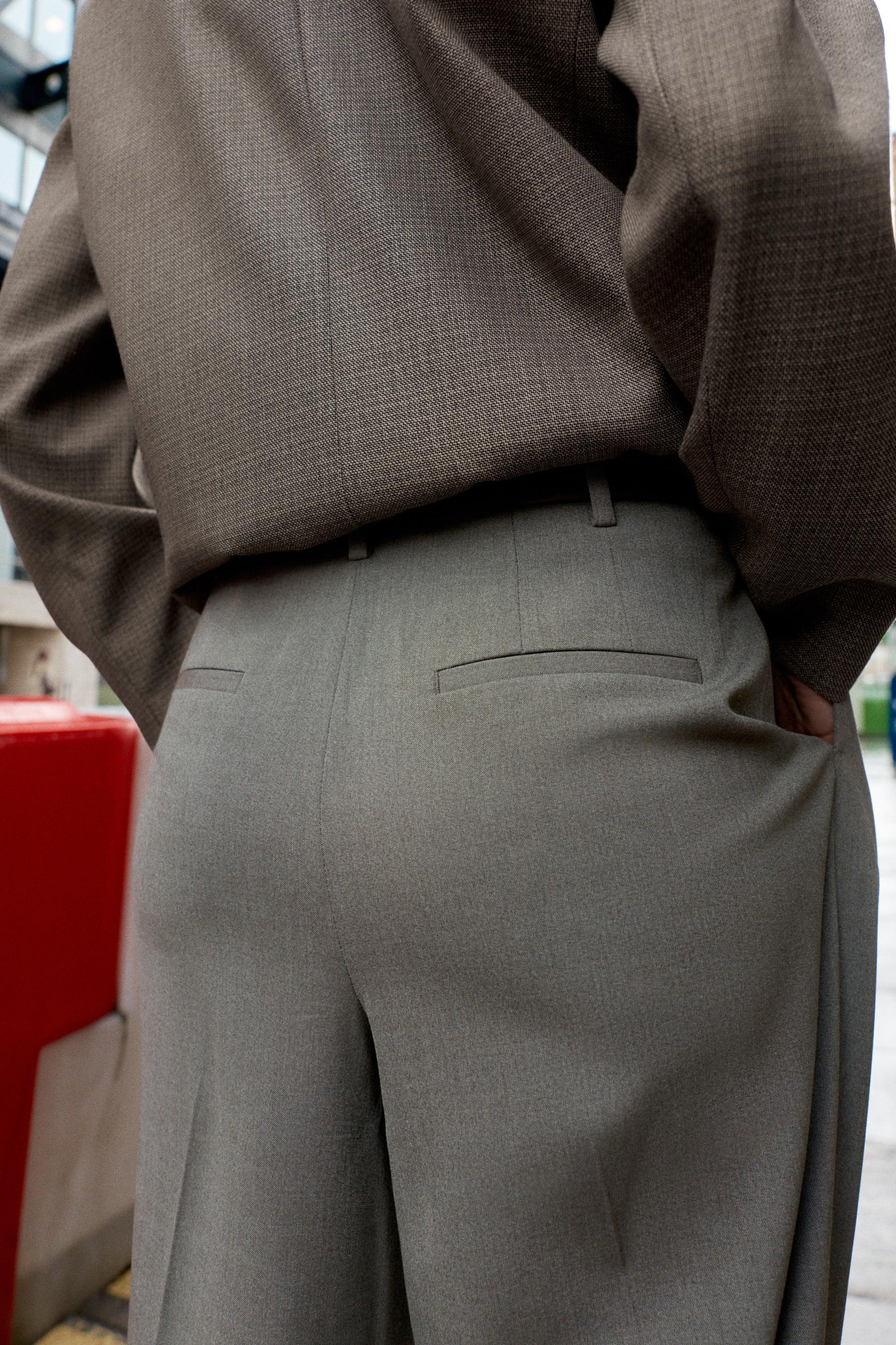 Gerade geschnittene Hose mit Gürtel