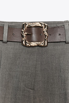 Gerade geschnittene Hose mit Gürtel